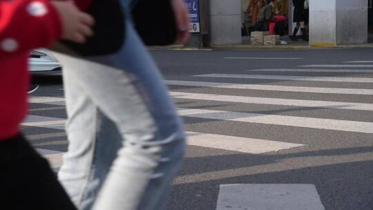 城市路口斑马线行人脚步视频素材模板下载