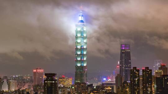 夜晚白云雾飘过的城市 城市建筑 延时拍摄