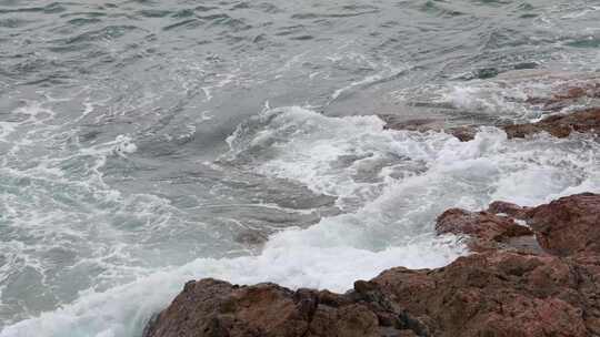 大梅沙礁石风起浪涌