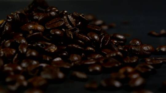 深色背景下掉落的咖啡豆