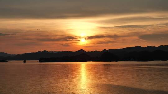 浙江千岛湖的夕阳