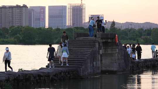 夕阳下湖面拍照打卡