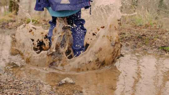 在泥泞的水坑上跳跃