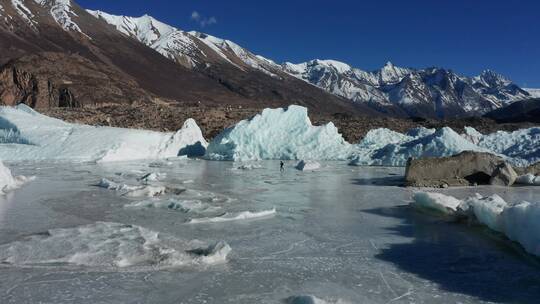 航拍一个人走在来古冰川的冰面上