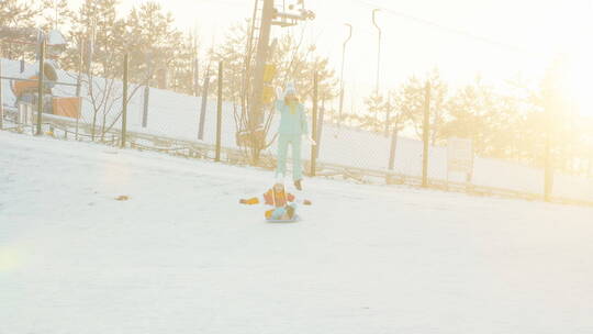 妈妈和女儿在滑雪场里滑雪