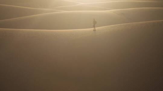 沙漠中的徒步旅行者视频素材模板下载