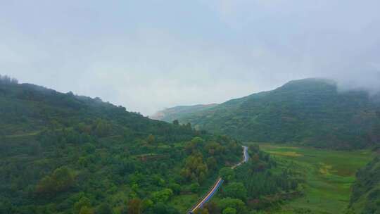 飞越烟雨森林山谷航拍