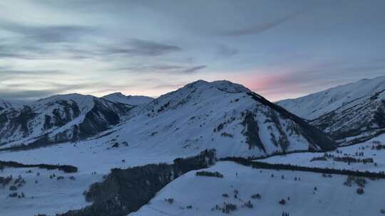 中国新疆阿勒泰地区禾木夕阳下的冬季风光