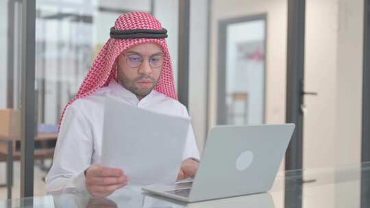 庆祝商业合同成功的阿拉伯年轻人视频素材模板下载
