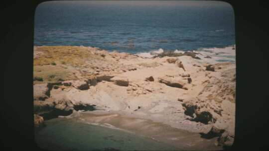 朦胧海洋岸边的岩石8毫米电影风格