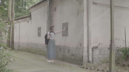 女孩漫步竹林欣赏乡村田间风景灰片