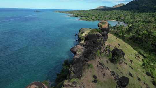 科摩罗群岛龙背火山岩层的海滨鸟瞰图