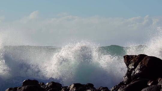 海浪慢镜头海浪升格海浪拍打礁石视频素材模板下载