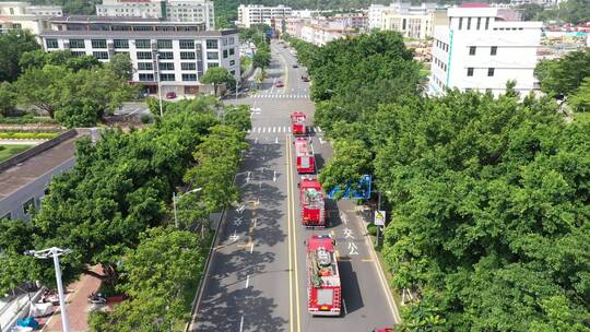 航拍消防车出警在公路上行驶01