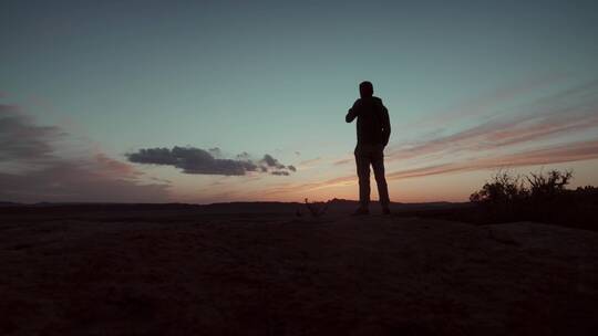 站在沙漠的男人剪影
