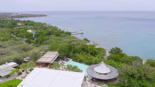 巴伊亚德奥科阿俯瞰加勒比海的酒店和别墅鸟瞰图。多姆阿苏阿的奥科阿湾