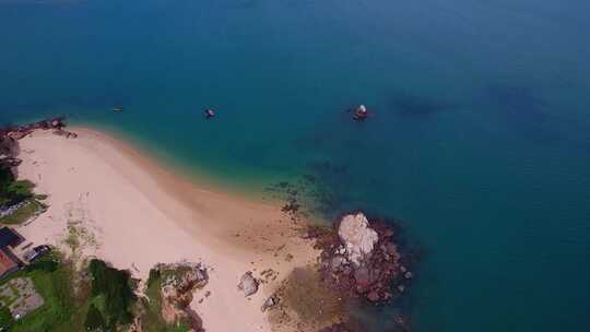 航拍平潭大嵩岛原生态海岛海浪碧海蓝天沙滩