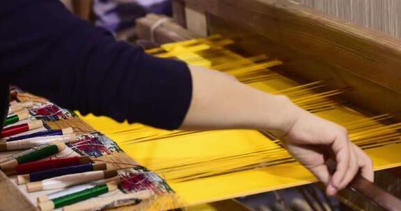 手工织布操作场景