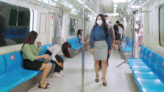 乘客戴着口罩乘坐地铁