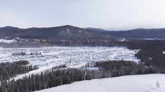 航拍新疆禾木雪景森林雪地小木屋禾木桥雪山