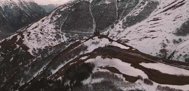 雪山城堡的无人机镜头