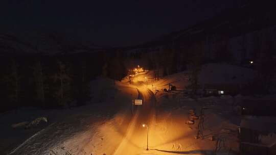 航拍新疆喀纳斯老村冬季夜景雪地小木屋