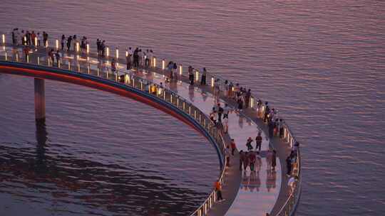 江边公园一群游客玻璃栈桥上观光游览