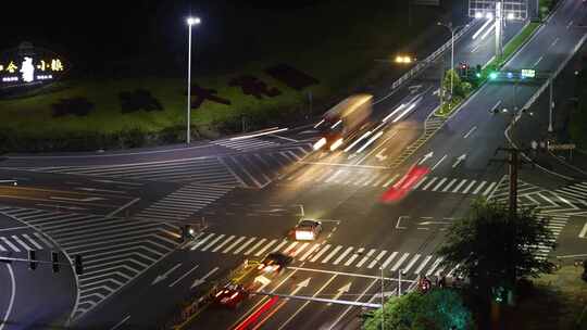 城市深夜红绿灯十字路口车流延时