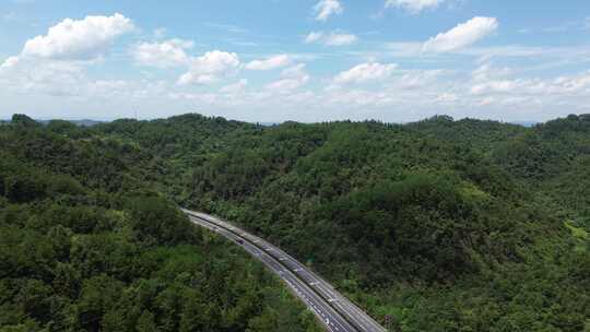 大山、乡村与高速路