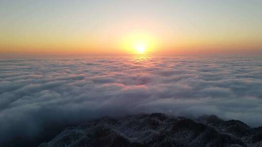 江西武功山羊狮幕景区大雪后的云海日出