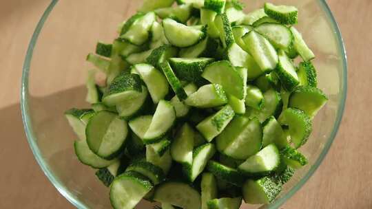 黄瓜沙拉美味的绿色沙拉配黄瓜洋葱茴香和希