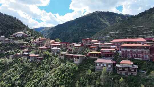 航拍四川西部山区建设在山腰上的藏族建筑