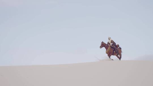 流浪者在沙漠骑马视频素材模板下载