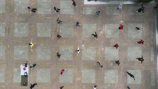 航拍清晨市民锻炼跳广场舞视频素材模板下载