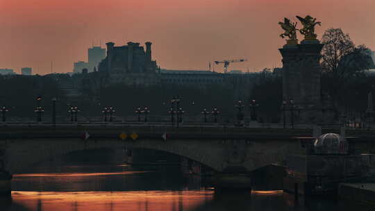 日出期间亚历山大三世桥的巴黎法国延时特写视频素材模板下载