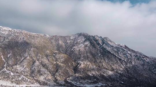 高山雪山下雪