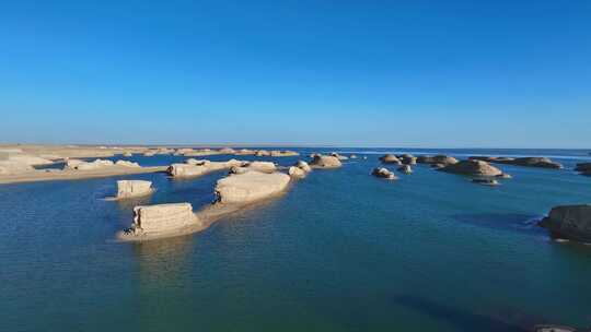 青海水上雅丹地貌航拍