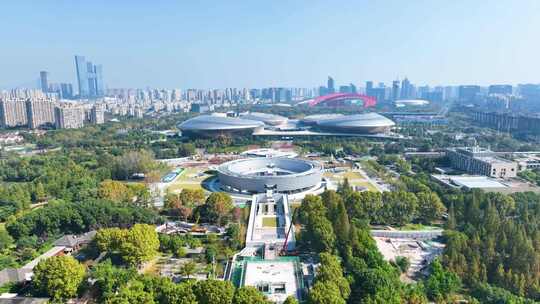 城市中绿树环绕的大型体育场鸟瞰全景