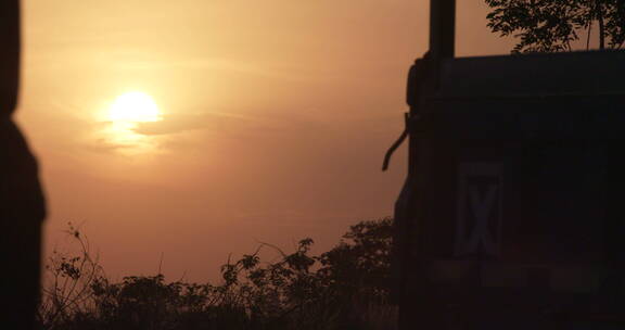 山西农村 秋收 夕阳中的农用车