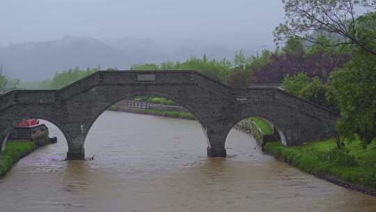 清明雨季江西赣州拱桥中式氛围大雨空镜头