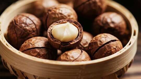 竹篮中装着的夏威夷果素材