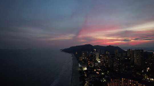 夜幕降临的海湾度假区航拍