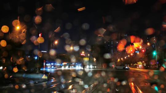 雨夜的窗户和街道，车灯4k视频素材