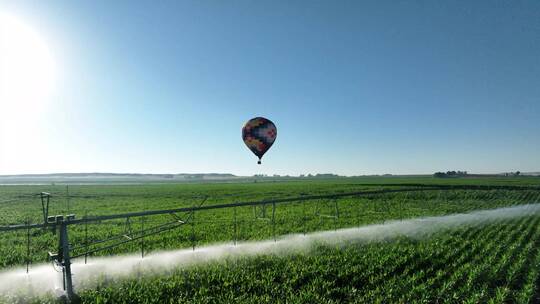 农业灌溉农田浇水热气球漂浮视频素材模板下载