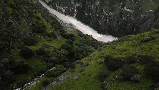 虎跳峡徒步悬崖步道