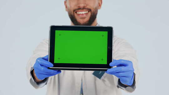 手，医生和平板电脑上的绿屏，模型和广告空