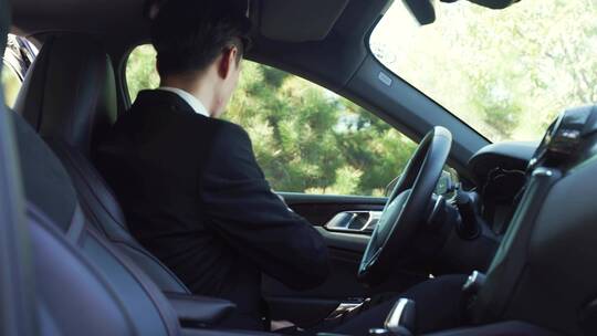 上车系安全带的年轻男性专车司机视频素材模板下载