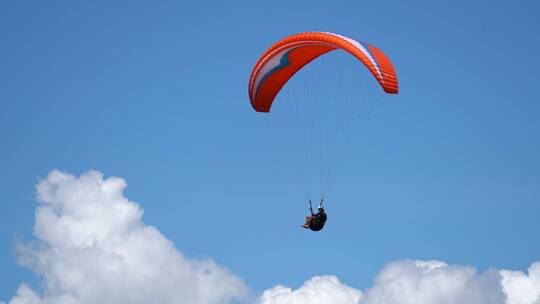 滑翔伞运动员在空中自由滑翔视频素材模板下载