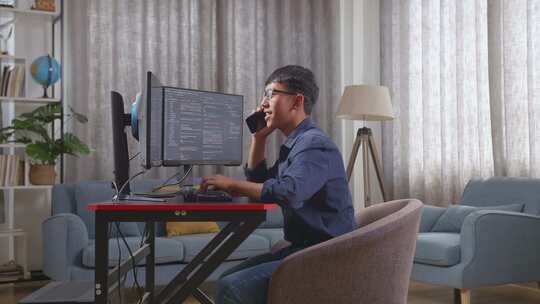 亚洲男孩程序员在创建软件工程师开发应用程序时在智能手机上说话