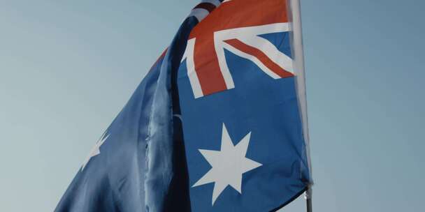 户外旗杆上挥舞的澳大利亚国旗